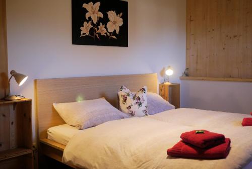 een slaapkamer met een bed met 2 kussens erop bij Heidi's Ferienwohnung2 in Dietramszell
