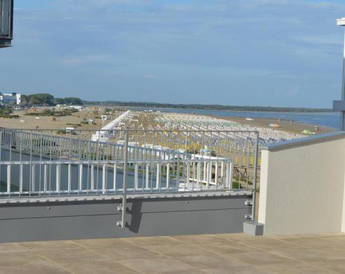 uma varanda com vista para a praia em Casa Comisso em Caorle