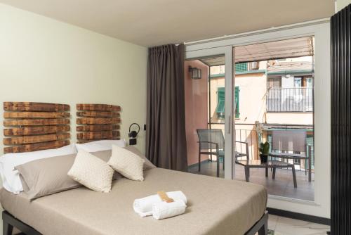 una camera da letto con un letto e due asciugamani di Meb a Riomaggiore
