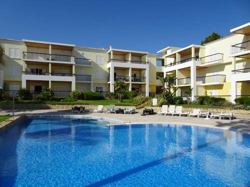 una gran piscina frente a un edificio en One Bedroom Apartment with Stunning Views, en Alvor