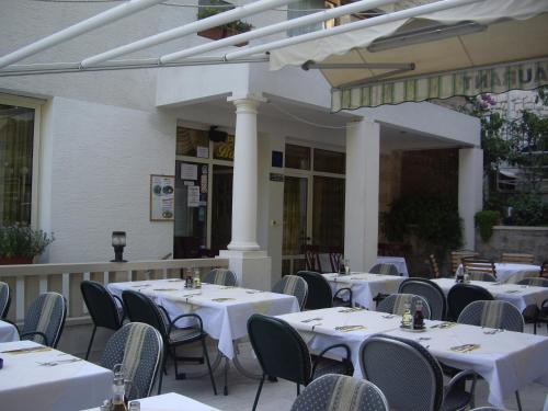 Restorāns vai citas vietas, kur ieturēt maltīti, naktsmītnē Villa Petra