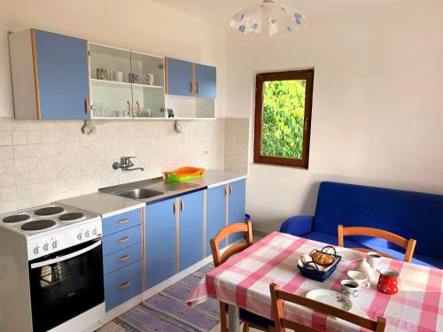 Кухня или мини-кухня в Apartments Bakić
