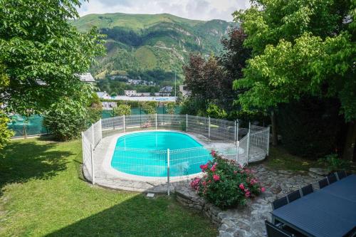 - une vue sur la piscine dans la cour dans l'établissement Grand Gîte Saint-Lary centre pour 15 pers. pouvant accueillir jusqu’à 17 pers., à Saint-Lary-Soulan