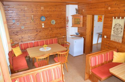 a room with a table and chairs and a kitchen at Haus Oswald am See in Hermagor
