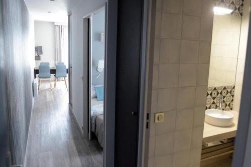 Cet appartement comprend une chambre et une salle de bains pourvue d'un lavabo. dans l'établissement La Résidence des Thermes, à Bagnères-de-Bigorre