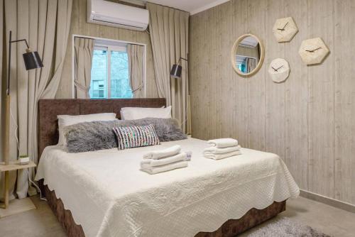 1 dormitorio con 1 cama grande y toallas. en Lovely flat in city center, en Jerusalén