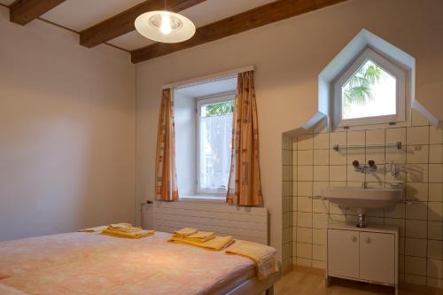 Parkhotel Emmaus - Casa Rustico tesisinde bir odada yatak veya yataklar