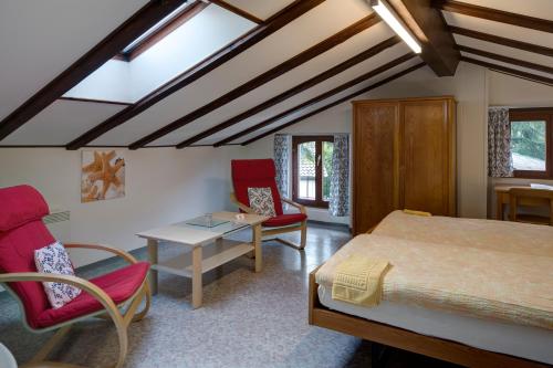 Tempat tidur dalam kamar di Parkhotel Emmaus - Casa Rustico