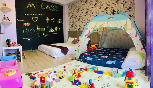 a childs bedroom with a tent and toys on the floor at Mi Casa B&B in Taitung City