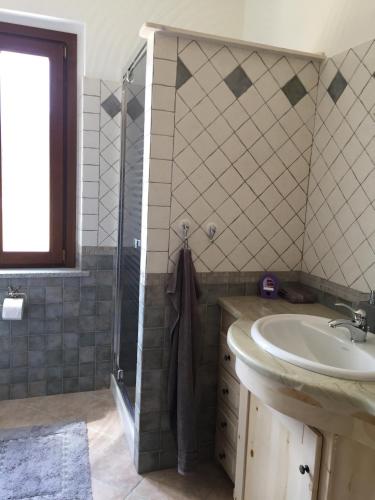 a bathroom with a sink and a shower at Stazzu Giasti Agriturismo in Aglientu