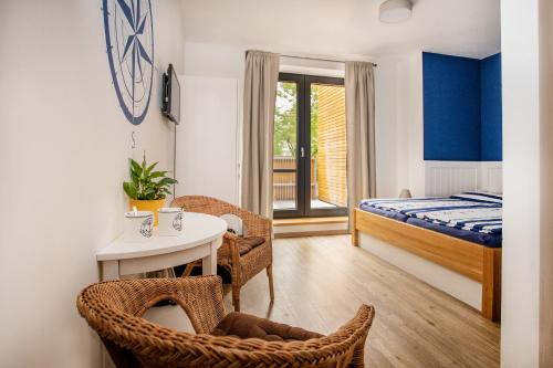 um quarto com uma cama, uma mesa e cadeiras em Penzion Labska Marina em Poděbrady