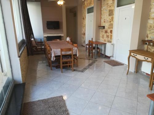 TV a/nebo společenská místnost v ubytování Skourtaniotis spa rooms