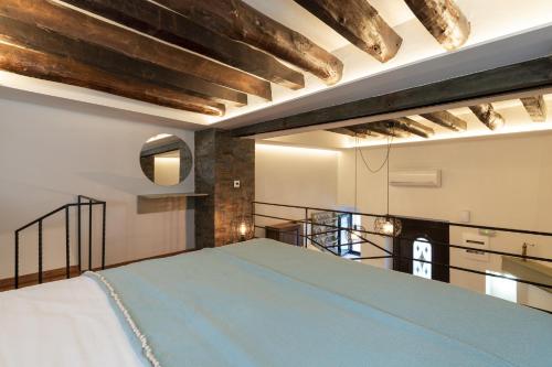 een slaapkamer met een blauw bed in een kamer bij Casa Kariki - Traditional House in Psinthos in Psinthos
