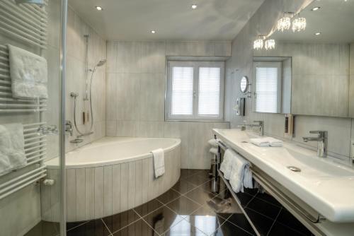 Salle de bains dans l'établissement Hotel Brigitte