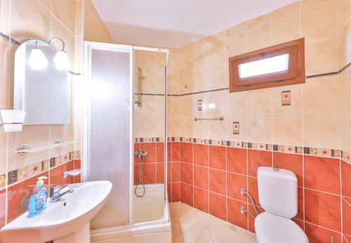 Ένα μπάνιο στο Minta Apartments