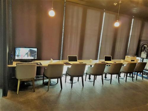 Televisyen dan/atau pusat hiburan di BOLTON Hotel