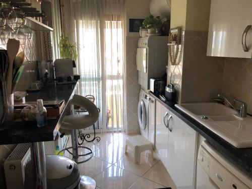 A kitchen or kitchenette at appartement vue mer panoramique