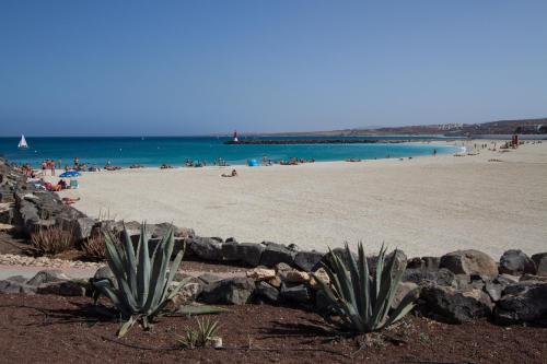 una playa con un montón de gente en la playa en Atlantic Loft, en Puerto del Rosario