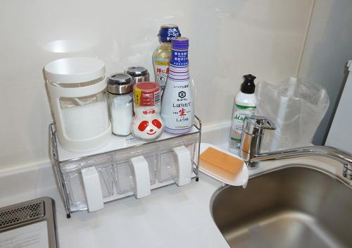 a shelf above a sink next to a sink at Kanaloa Funabashi in Funabashi
