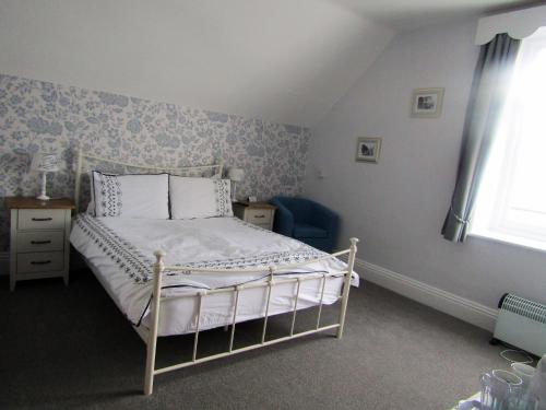 1 dormitorio con cama y ventana en The Old Post House, en Moretonhampstead