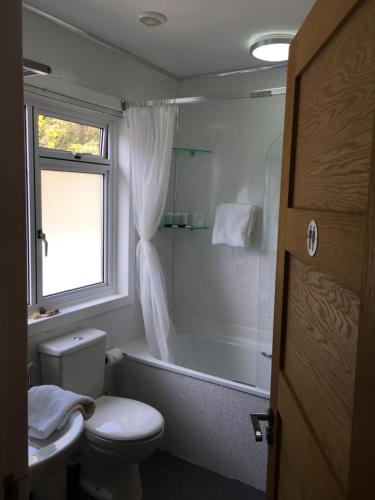 a bathroom with a toilet and a tub and a sink at Lochalsh View, Kyle, 1 Mile to Skye in Kyle of Lochalsh
