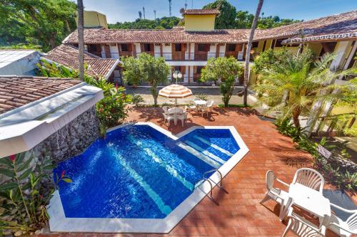 una vista aérea de una piscina frente a un hotel en Chauã Porto Hotel en Porto Seguro