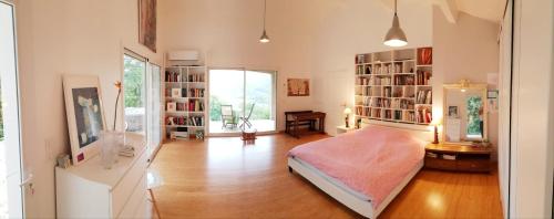 - une chambre avec un lit, un bureau et des étagères dans l'établissement Maison Darshan piscine 11 personnes, à Collobrières