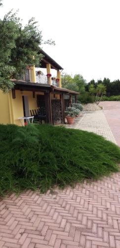 a house with a brick walkway next to a building at Villa Sorrentina in Alghero
