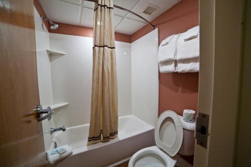 Vonios kambarys apgyvendinimo įstaigoje DeSoto Beach Hotel
