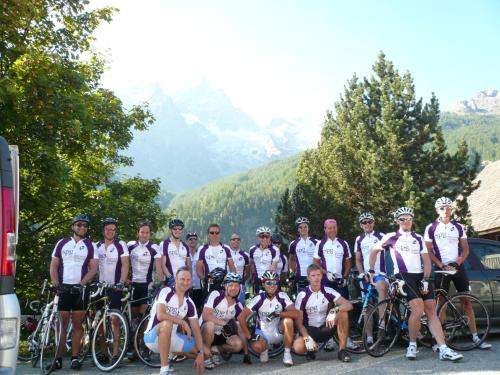 a group of people posing for a picture with their bikes at Panoramic Village - Locations vue Glaciers - Chez Philippe in La Grave