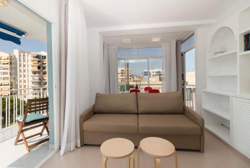 a living room with a couch and two tables at Oporto in Benicàssim