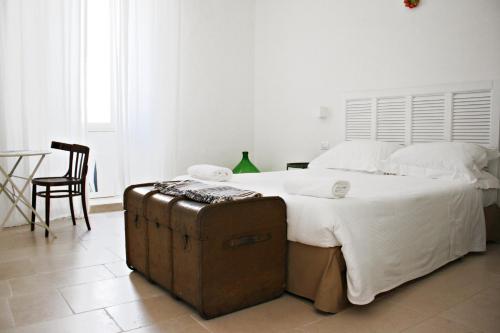 トラーニにあるLa Mitriaのベッドルーム1室(大型ベッド1台、スーツケース付)