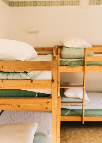 a pair of bunk beds in a room at Visingsö Vandrarhem in Visingsö