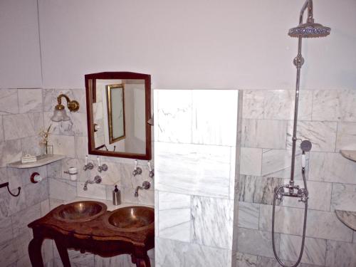 a bathroom with a sink and a shower with a mirror at Olmitos 3, Casa-Palacio Real Piedad in Cehegín