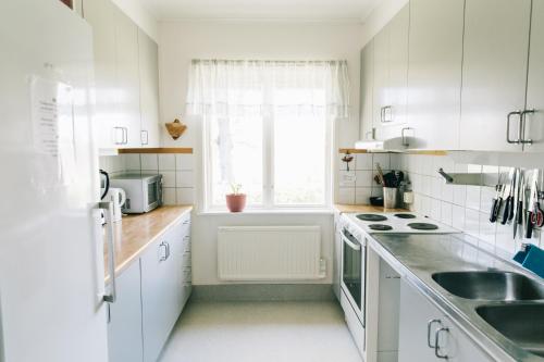 Virtuvė arba virtuvėlė apgyvendinimo įstaigoje Visingsö Vandrarhem