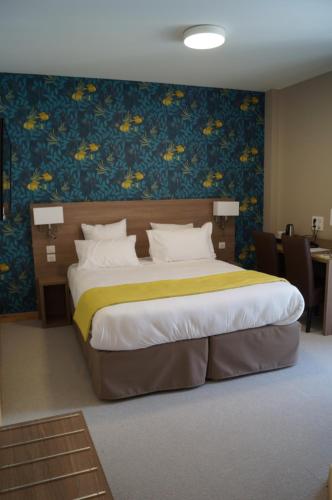 Ένα ή περισσότερα κρεβάτια σε δωμάτιο στο hotel du Rhône