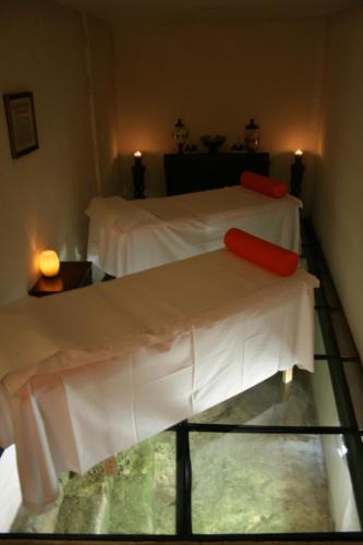 two beds in a room with a glass floor at Hotel Spa La Casa Mudéjar in Segovia