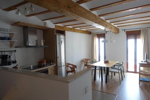 a kitchen and dining room with a table and chairs at Casa La Abuela in Chulilla