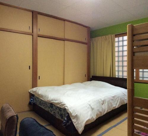 um quarto com uma cama e alguns armários em Gaisei Building 3F / Vacation STAY 4092 em Quioto