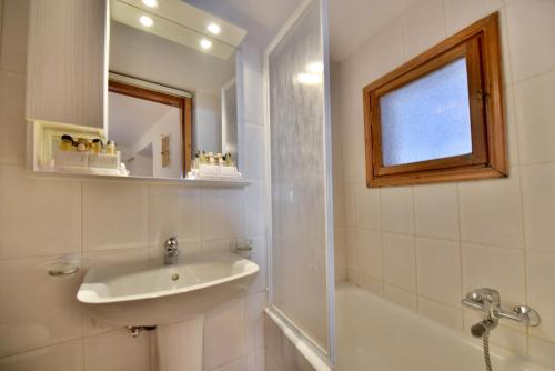 Ванная комната в 2-level Apartment "Mandraki"