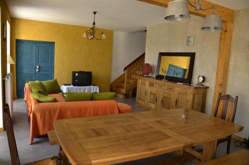 un salon avec un canapé et une table dans l'établissement Gîte le Clos de Ceintres, à Cheminas