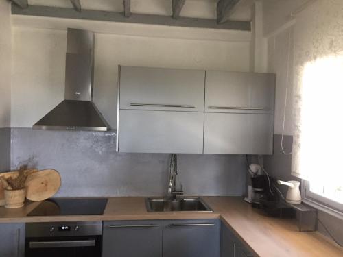 Η κουζίνα ή μικρή κουζίνα στο Sea view villa in Olive Garden
