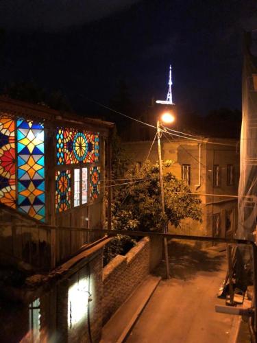 un edificio con vetrate colorate e un lampione di DARIA a Tbilisi City