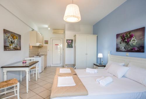 Una cama o camas en una habitación de Stamatakis Boutique Studios