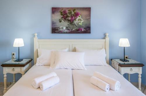 Una cama o camas en una habitación de Stamatakis Boutique Studios