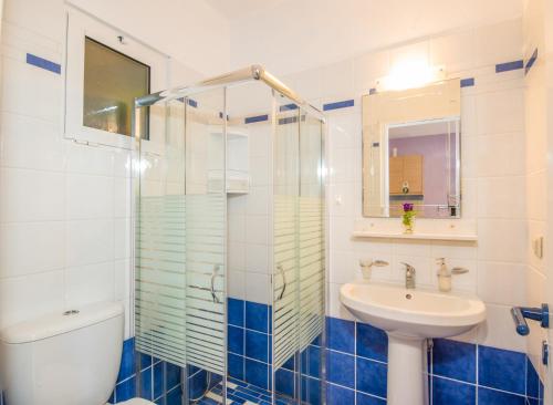 Un baño de Stamatakis Boutique Studios