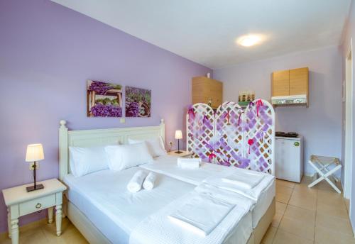 Una cama o camas en una habitación de Stamatakis Boutique Studios