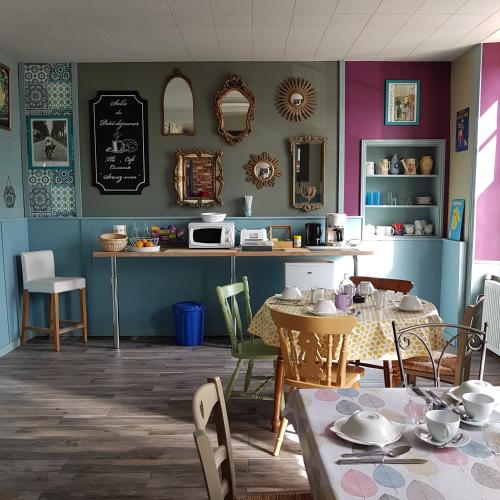 a dining room with a table and chairs at Chambres Dhôtes Numéro 1 in Châteaulin