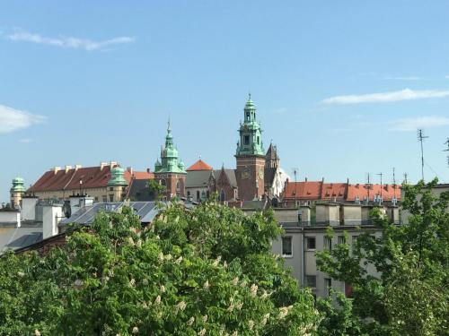 クラクフにあるFeliciana in the heart of Old Town with Wawel's viewの二重塔建て建物