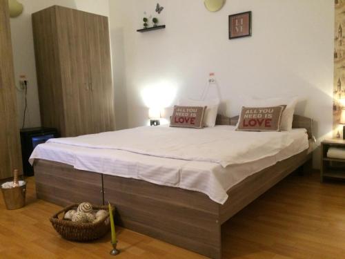 sypialnia z dużym łóżkiem z białą pościelą i poduszkami w obiekcie Casa Julius w Konstancy